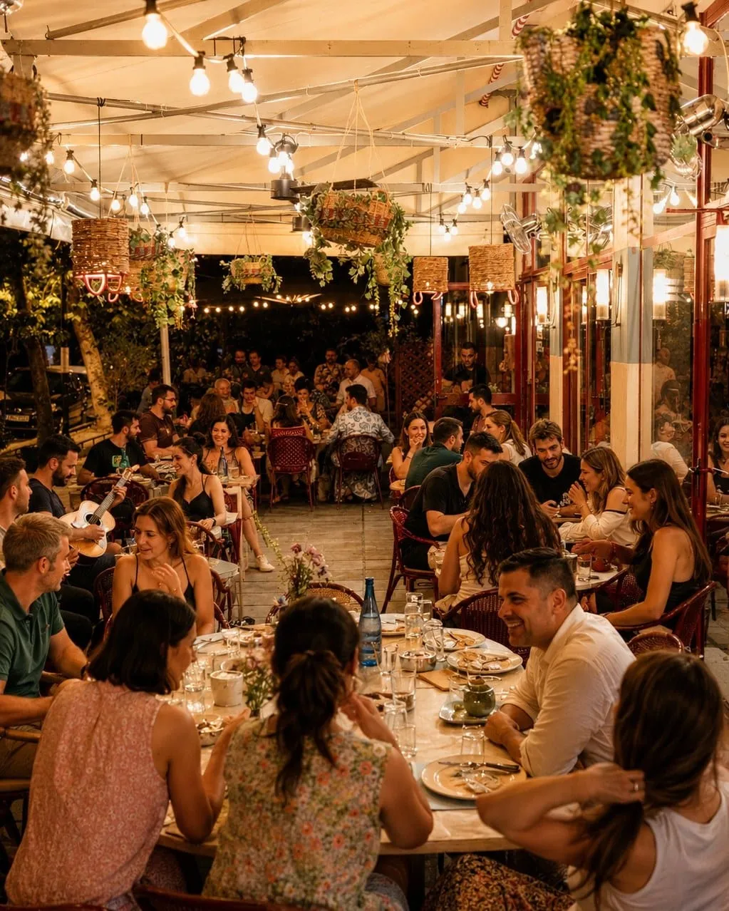Θαμώνες σε τραπέζι της βεράντας, απολαμβάνοντας το γεύμα τους
